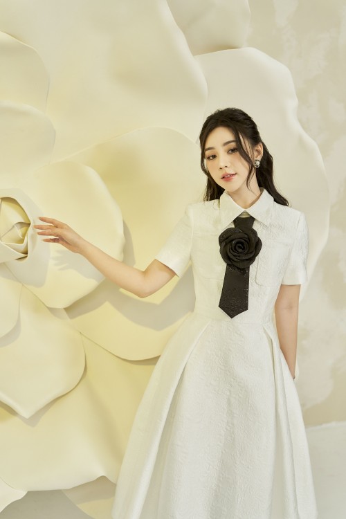 Sixdo White Short Sleeves Midi Dress With Flower